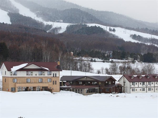 【新千歳空港発着/バス+宿泊パック】最長滑走距離4,000m・全23コース!ファミリーやグループに人気の4名1室設定までご用意!リゾートインノースカントリー≪食事なし・滞在中リフト券付≫4泊5日(4泊5日)1